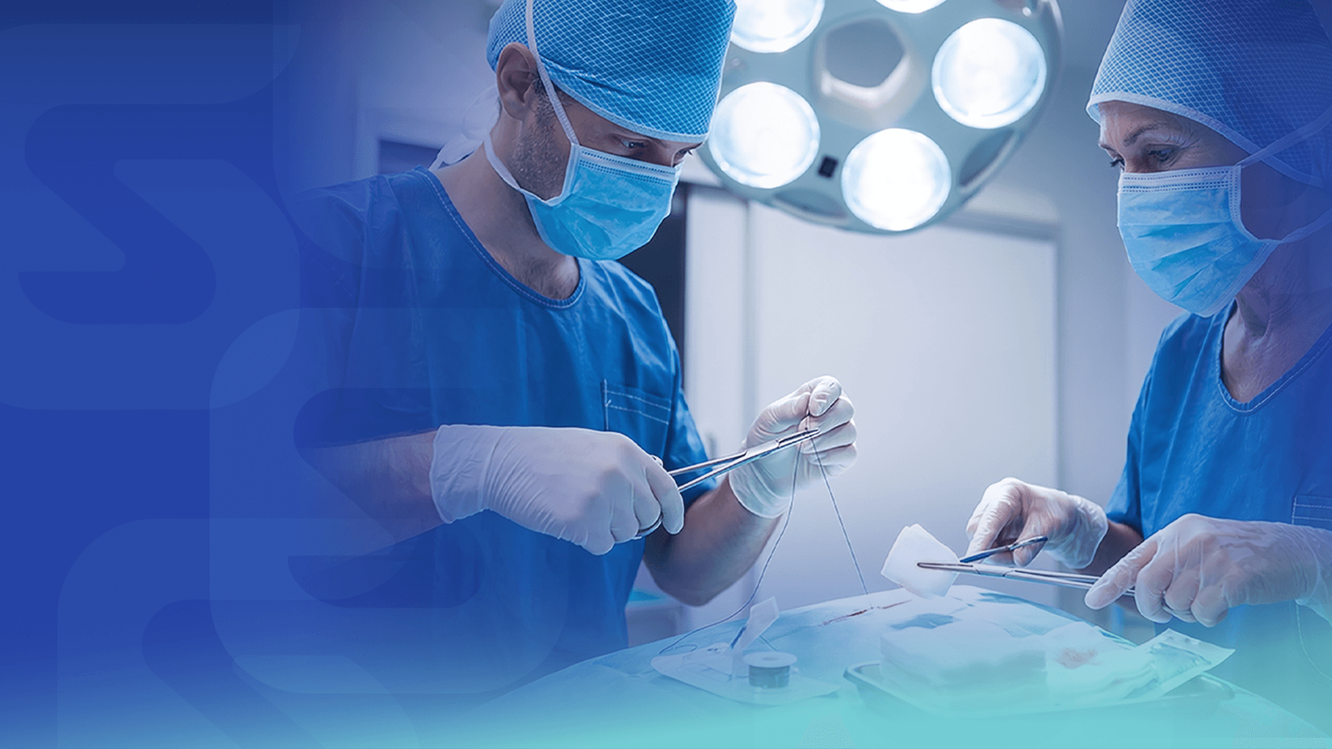 Equipo quirúrgico operando con insumos distribuidos por Grupo Solsumed